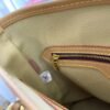 Pre-owned handbag specifications: 23*15*25