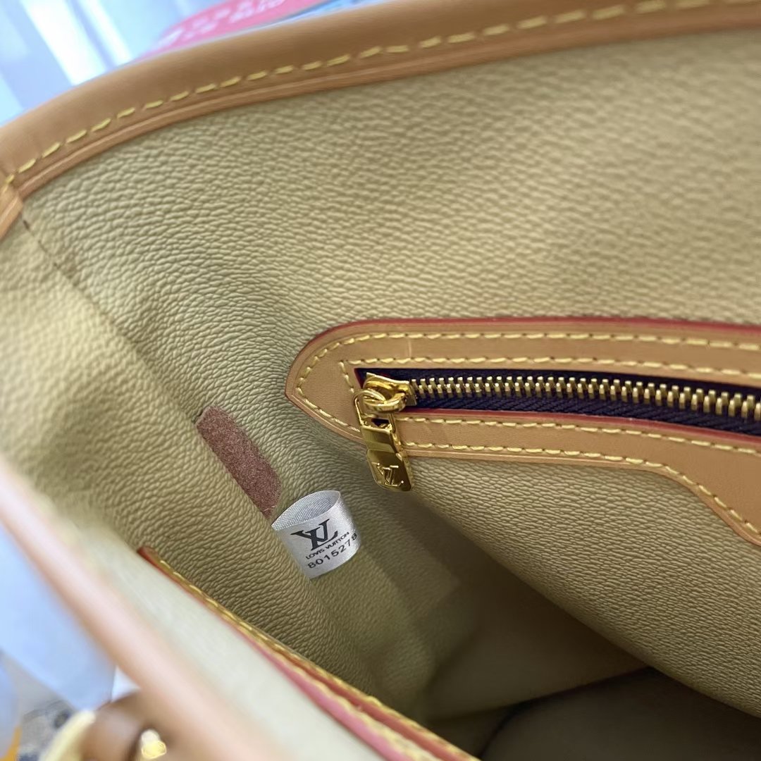 Pre-owned handbag specifications: 23*15*25