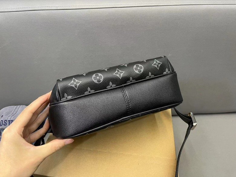 Crossbody bag over shoulder 25 x 18 cm.
