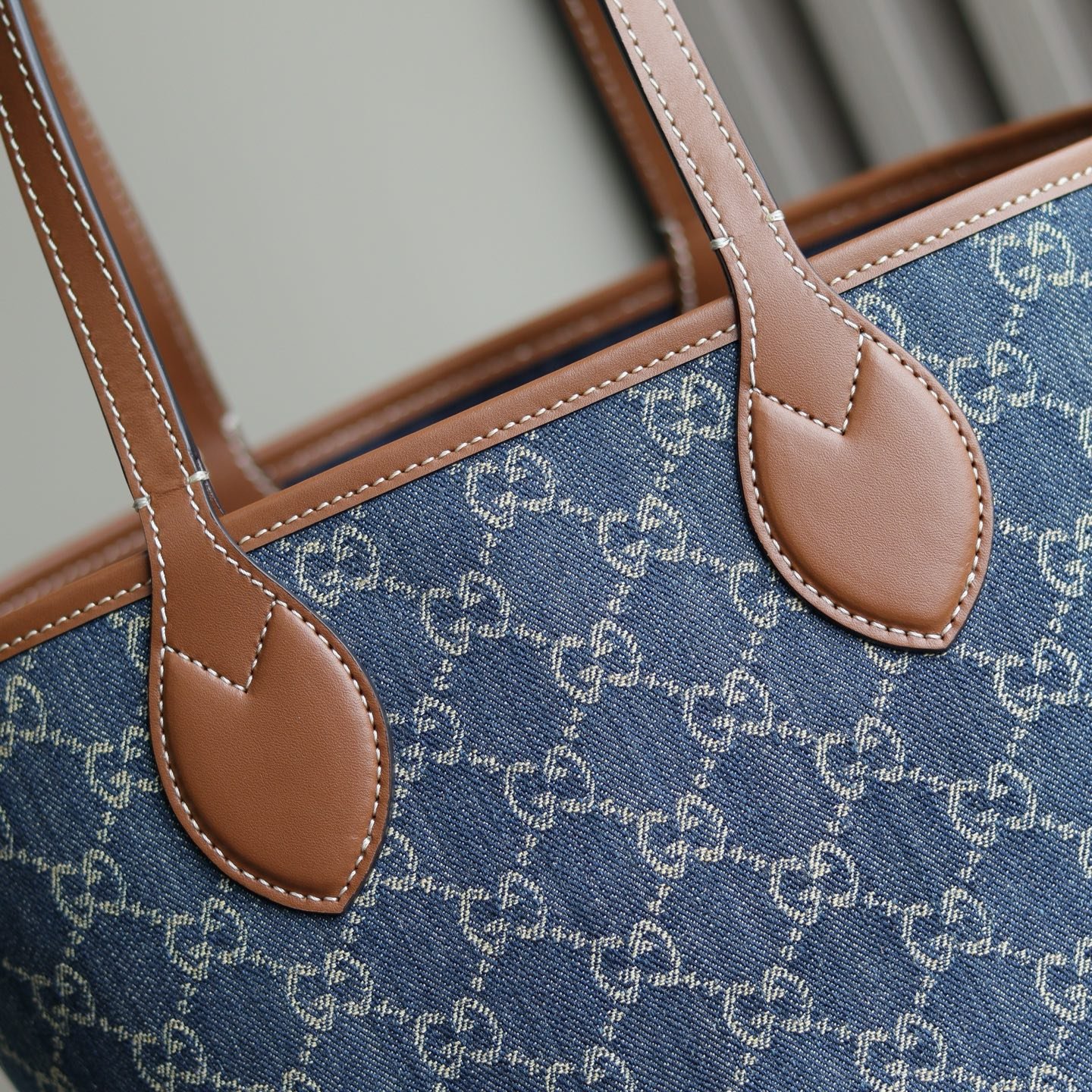 Handbag/Shoulder Bag Size   22x19x18cm