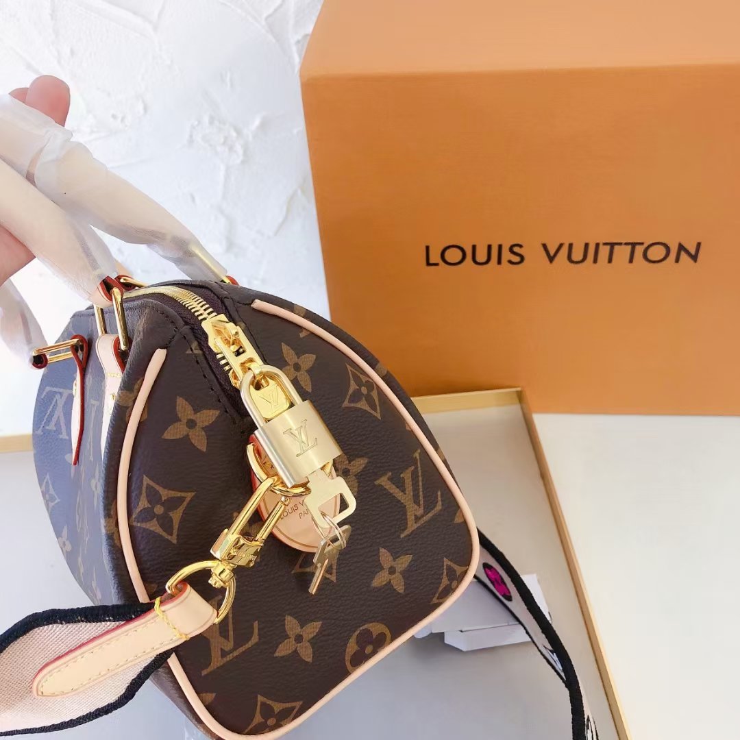 Handheld shoulder bag Specifications: 20*14*12cm