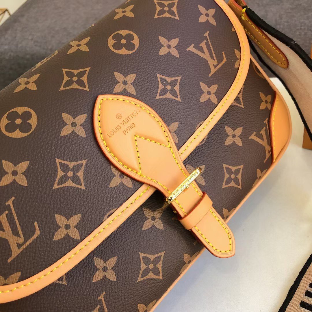One-shoulder crossbody bag Size: 24-16-9cm