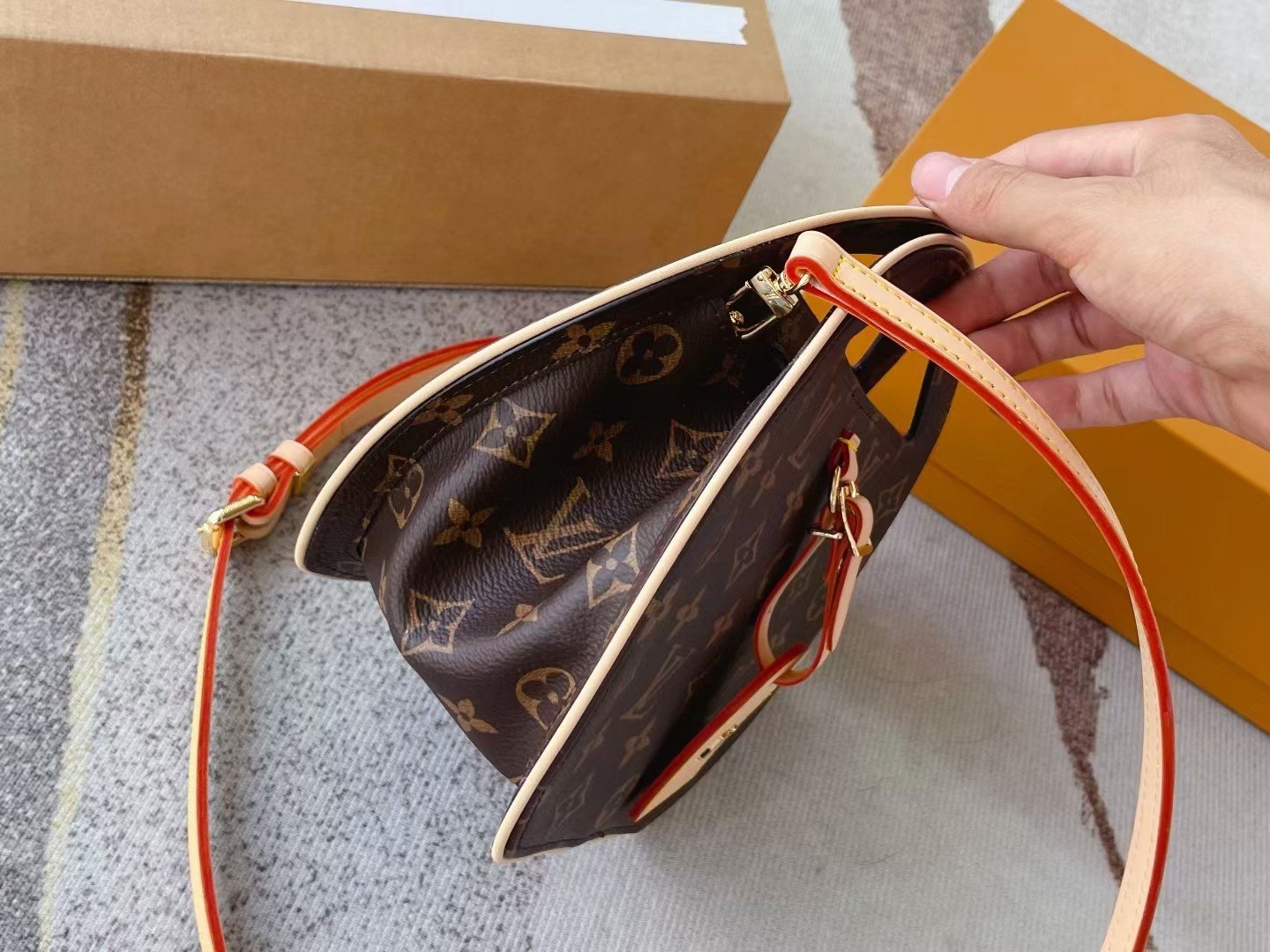 Hand buckle round cake tote bag shoulder bag Specification: 22*21*10cm