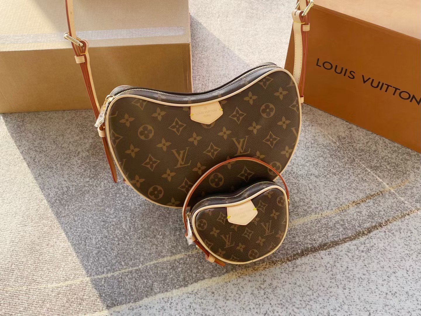 Crescent tote bag shoulder bag Specification: 26*17*7cm
