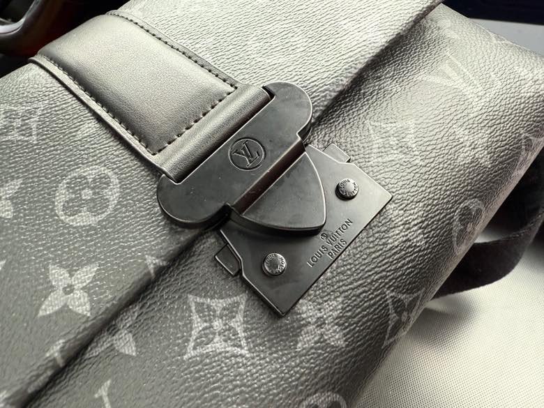 Crossbody bag over the shoulder Size: 28x16x10cm