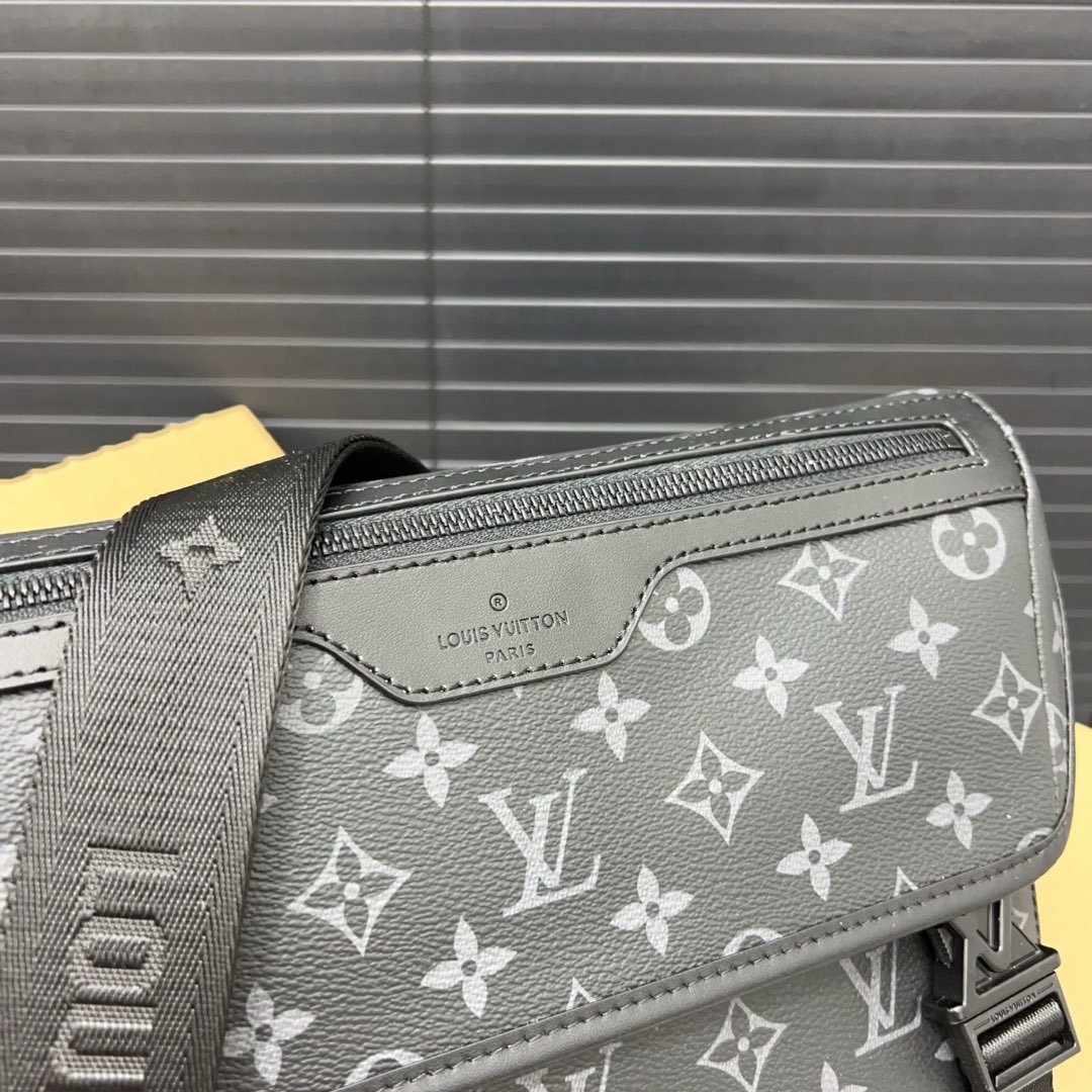 Flap shoulder bag 22 x 33 cm.