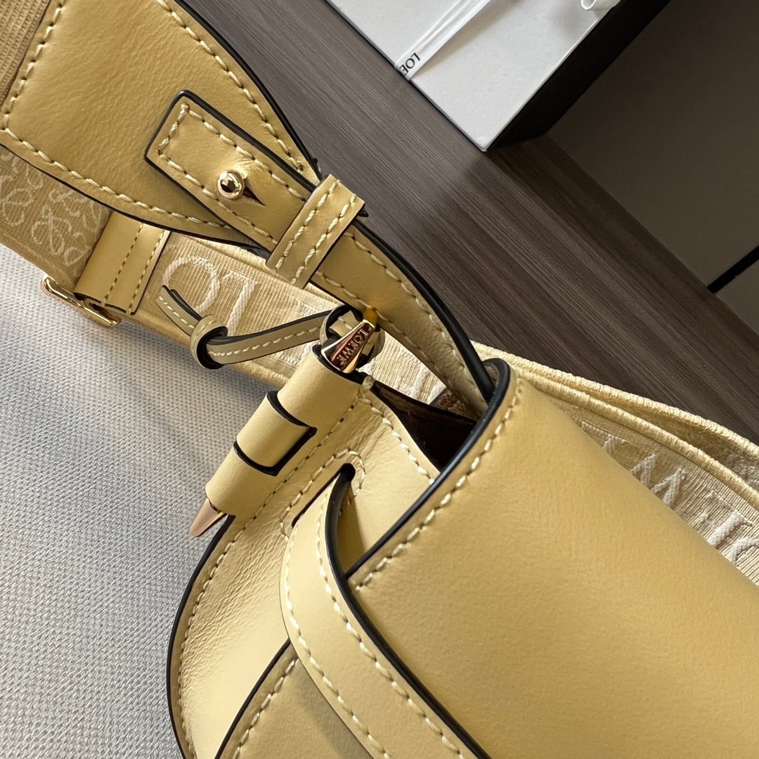 Handbag/Shoulder Bag Size 21x12.5x9.5cm