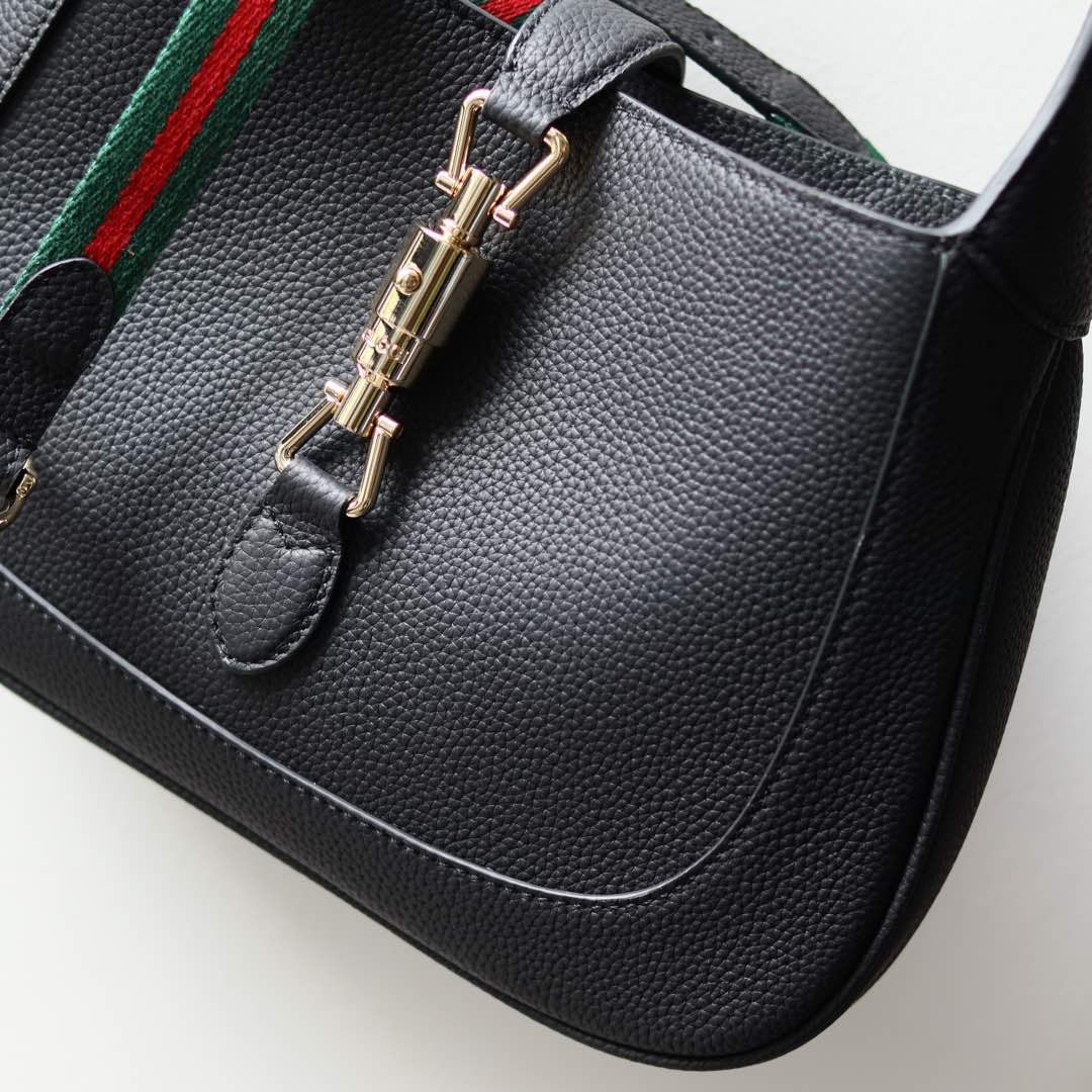 Handbag/Shoulder Bag Size  27.5x 19x 4 CM