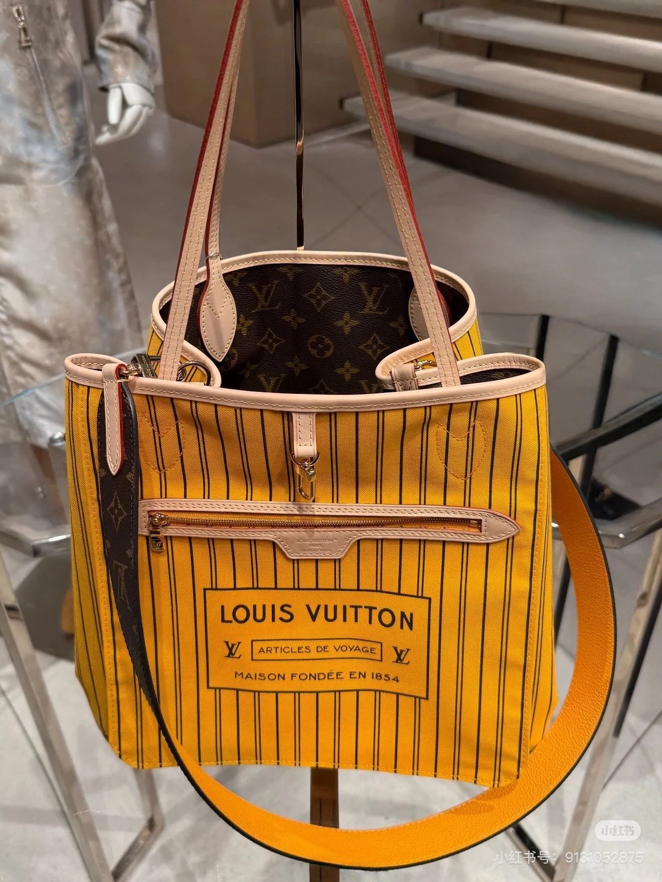 Reversible handbag Specifications: 32*29*17