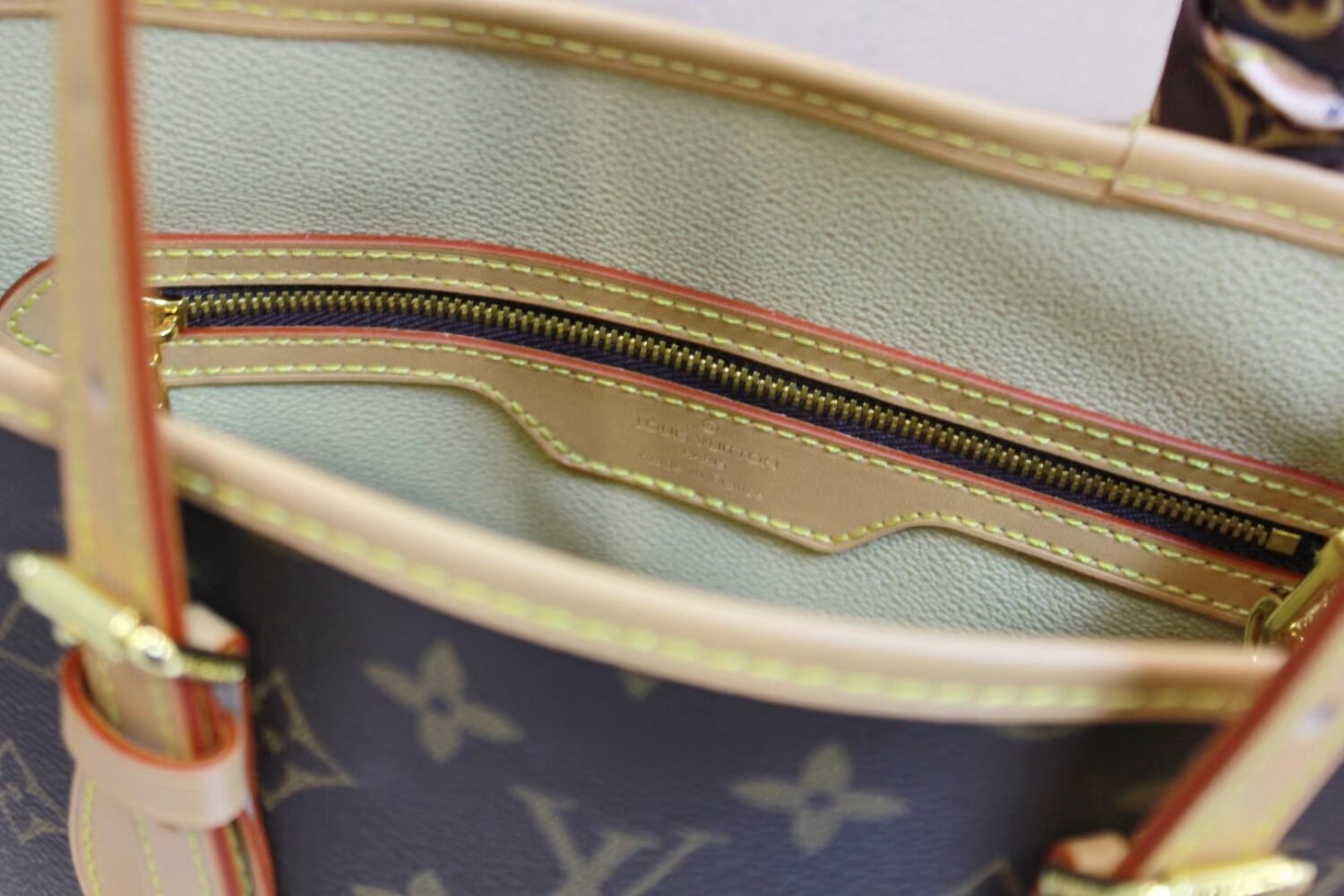 Pre-owned handbag specifications: 23*15*25