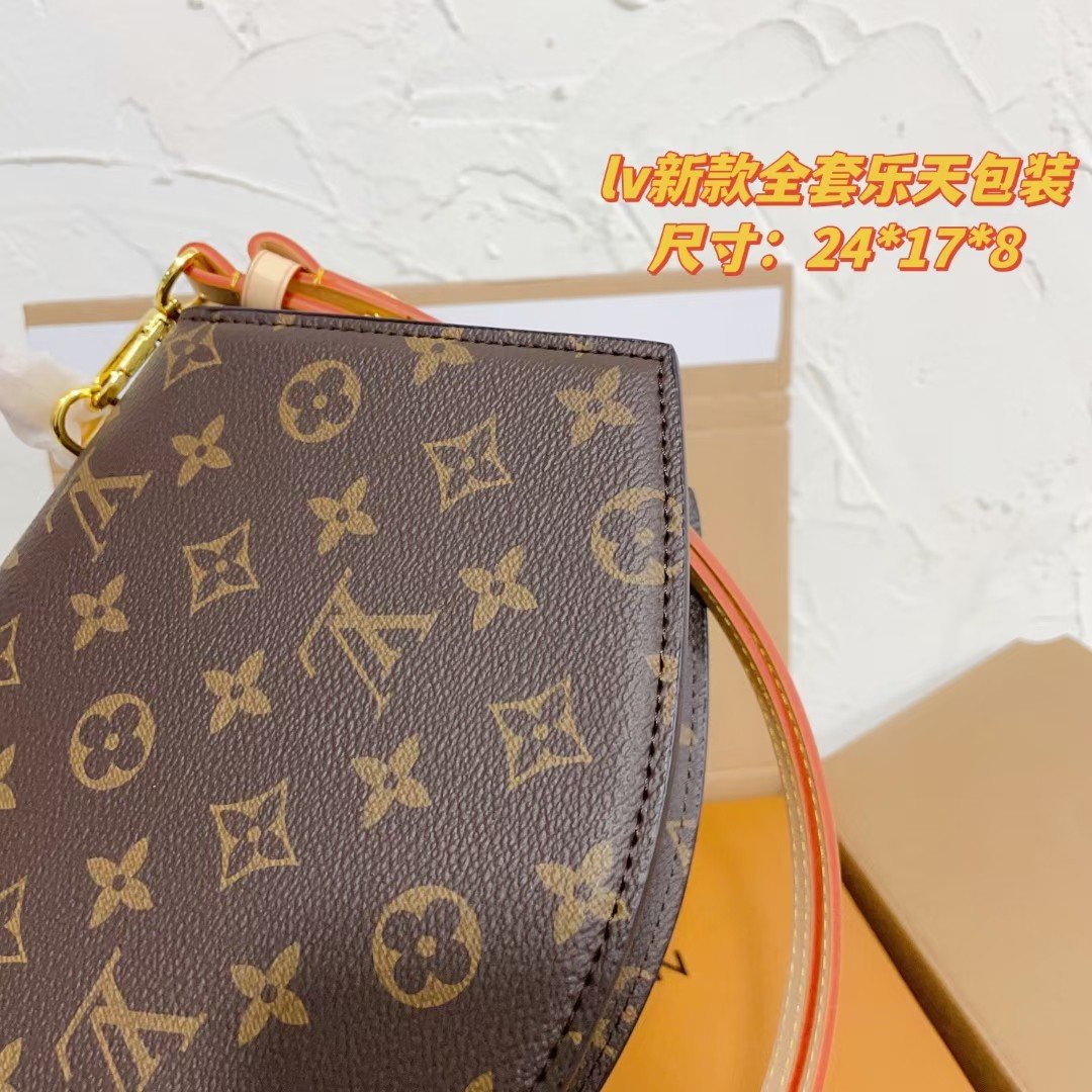 - Scalloped messenger bag shoulder bag Specification: 24*17*8cm