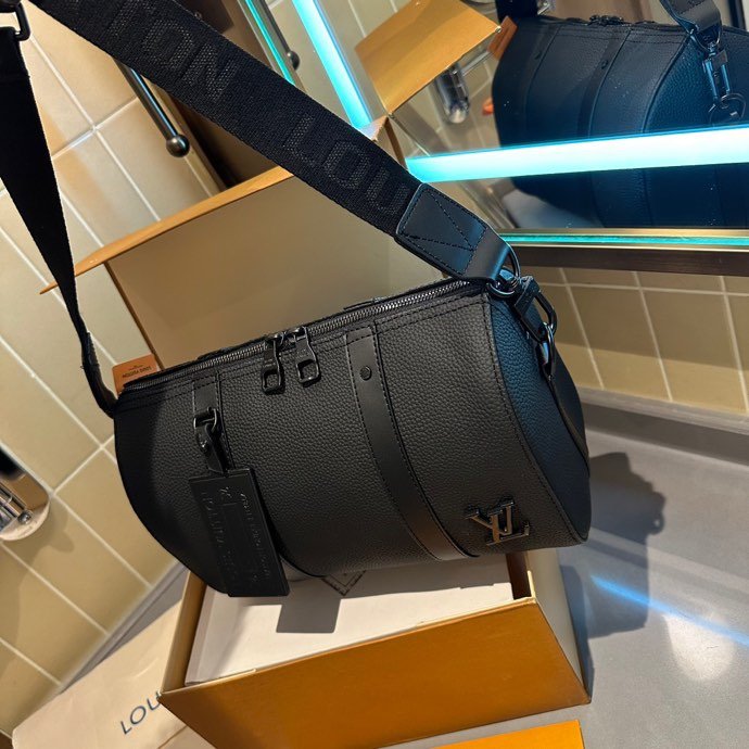 Pillow bag Crossbody bag Size: 17*27*13cm