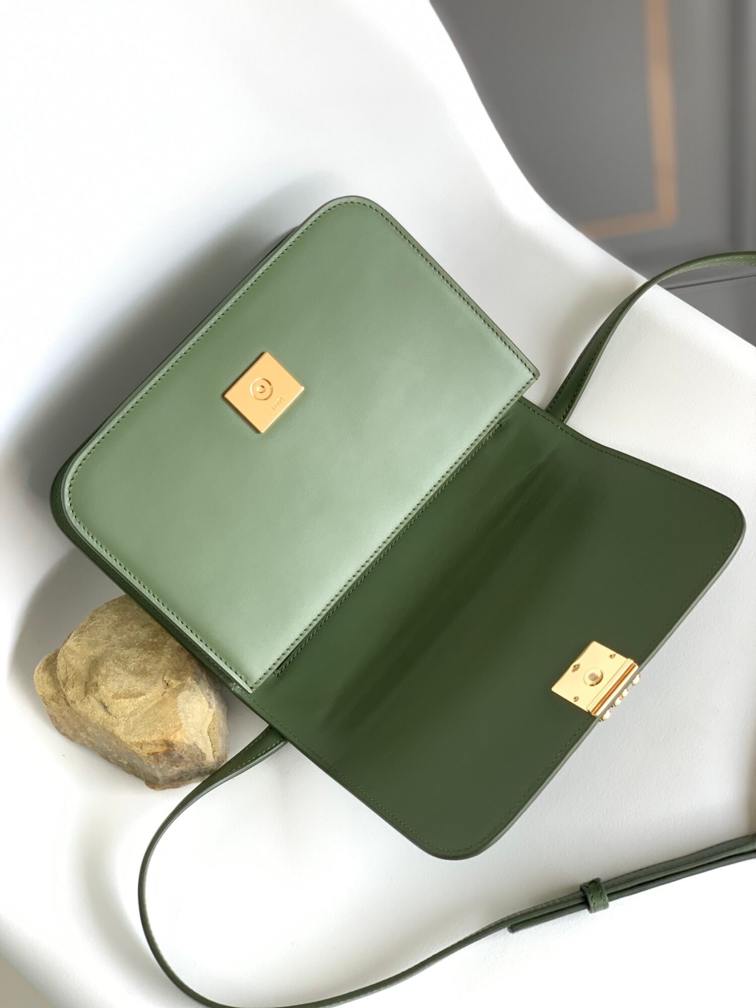 Handbag/Shoulder Bag Size22.5*16.5*6.5CM