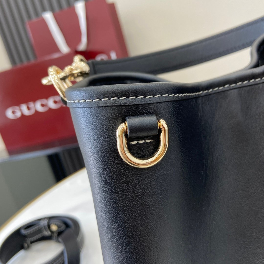 Handbag/Shoulder Bag Size  19x 18x 11
