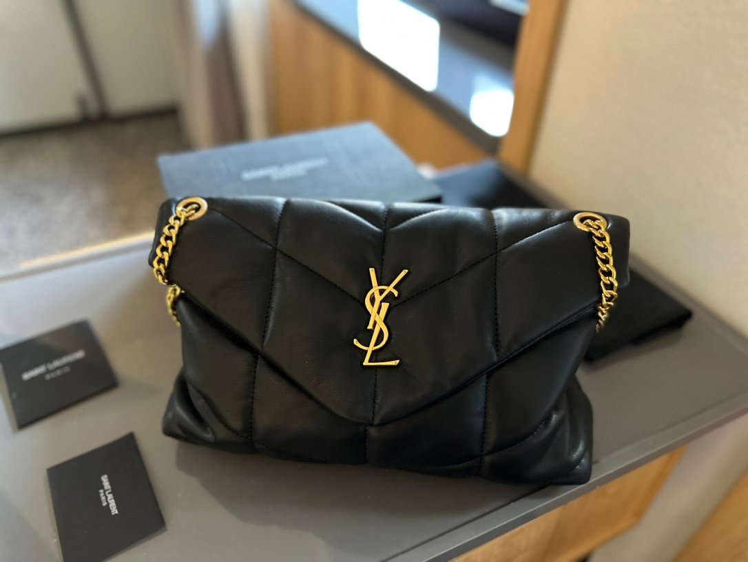 The handbag/shoulder bag comes in three sizes: 32cm large, 28cm medium, and 20cm small