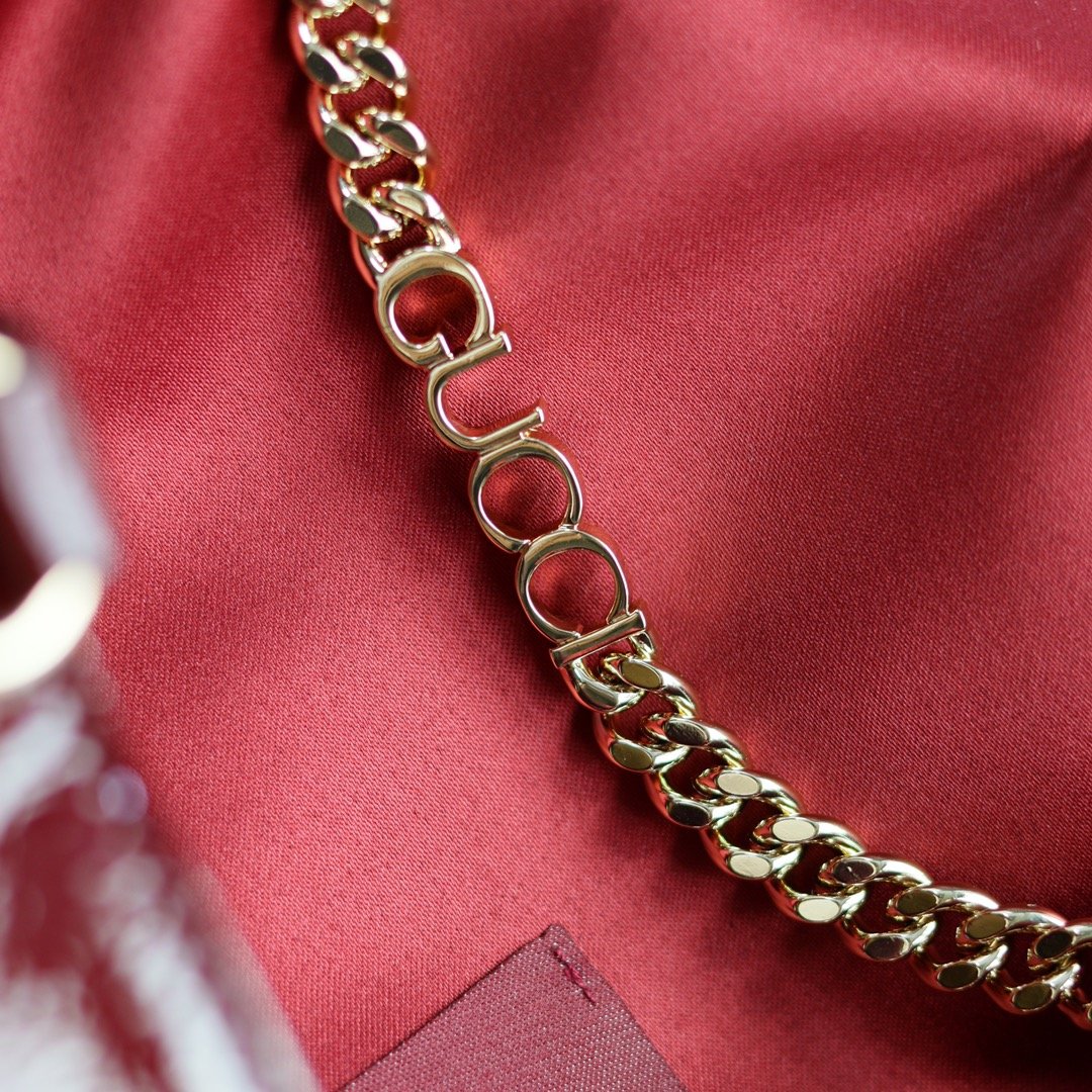 Handbag/Shoulder Bag Size  19.5x 18x 3.5cm