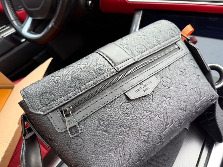 Crossbody bag over the shoulder Size: 28x16x10cm