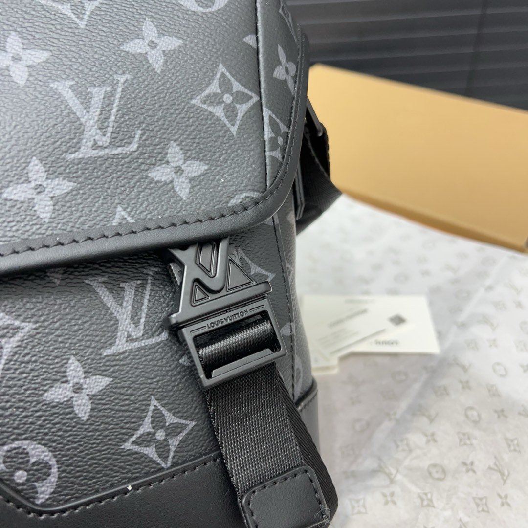 Flap shoulder bag 22 x 33 cm.
