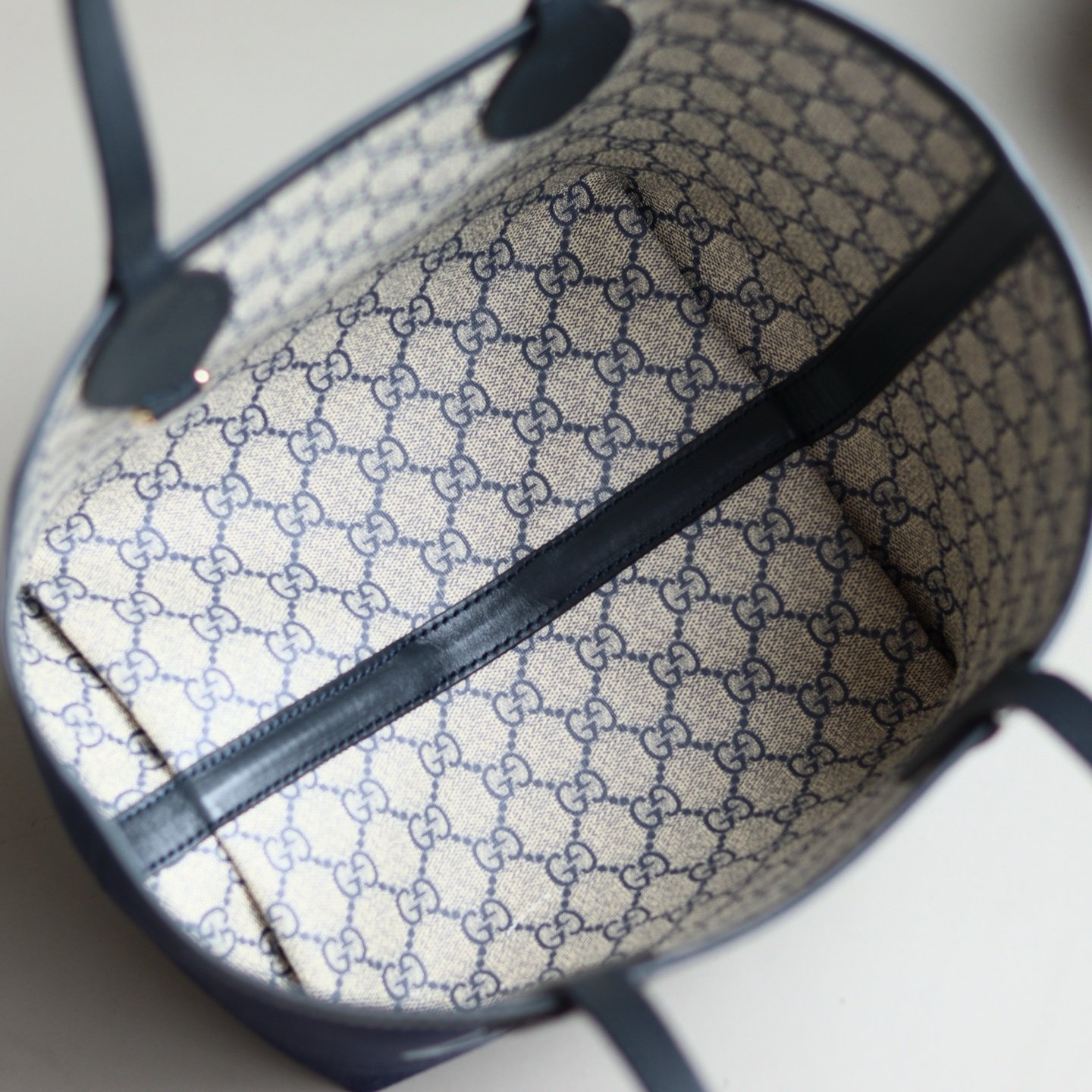 Handbag/Shoulder Bag Size  22x 19x 18cm