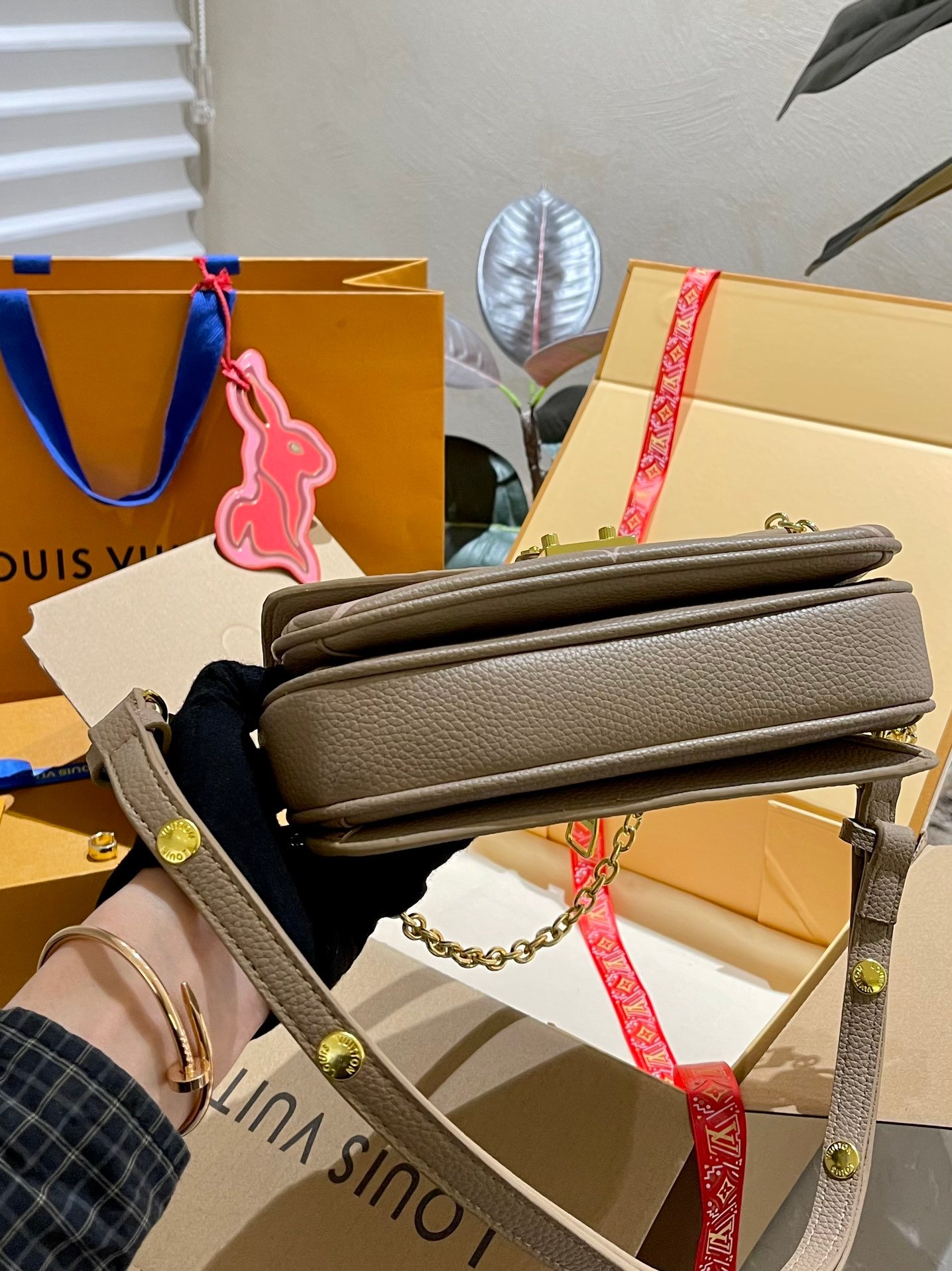 Messenger bag specifications: 21.5*13.5*6