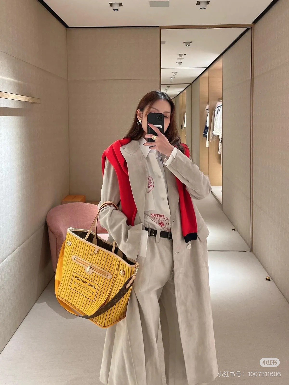 Reversible handbag Specifications: 32*29*17
