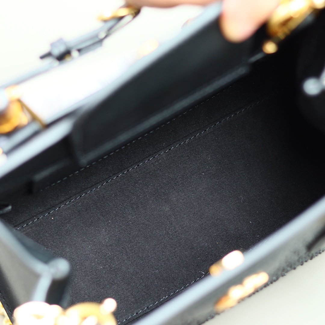 Handbag/Shoulder Bag Size  20x16x10cm