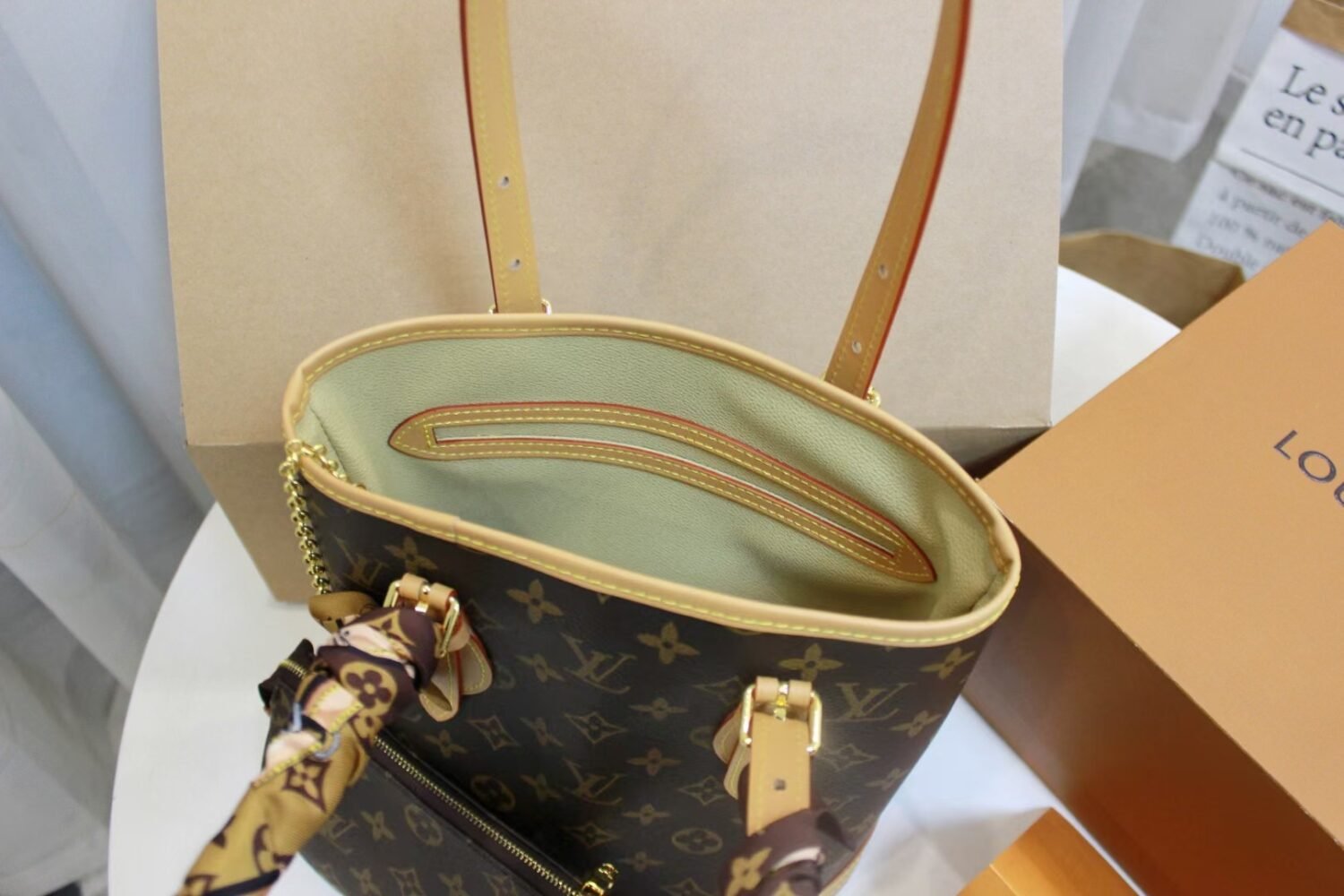Pre-owned handbag specifications: 23*15*25