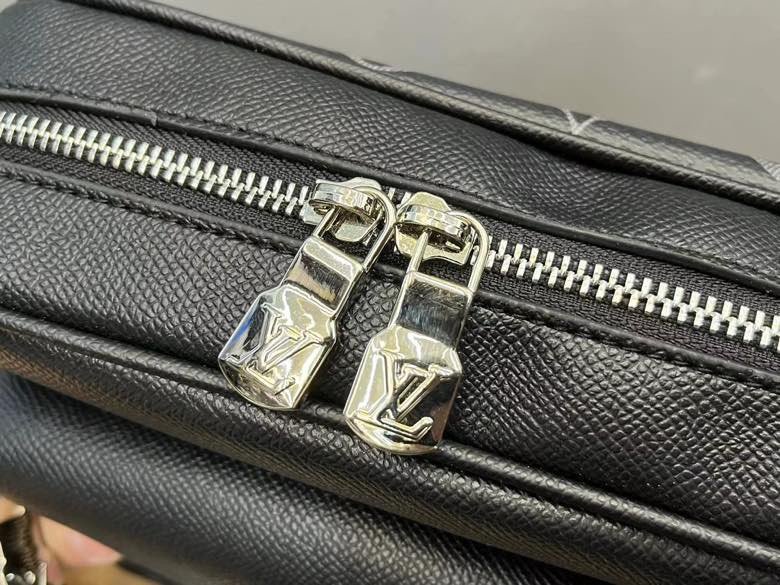 Crossbody bag over shoulder 25 x 18 cm.