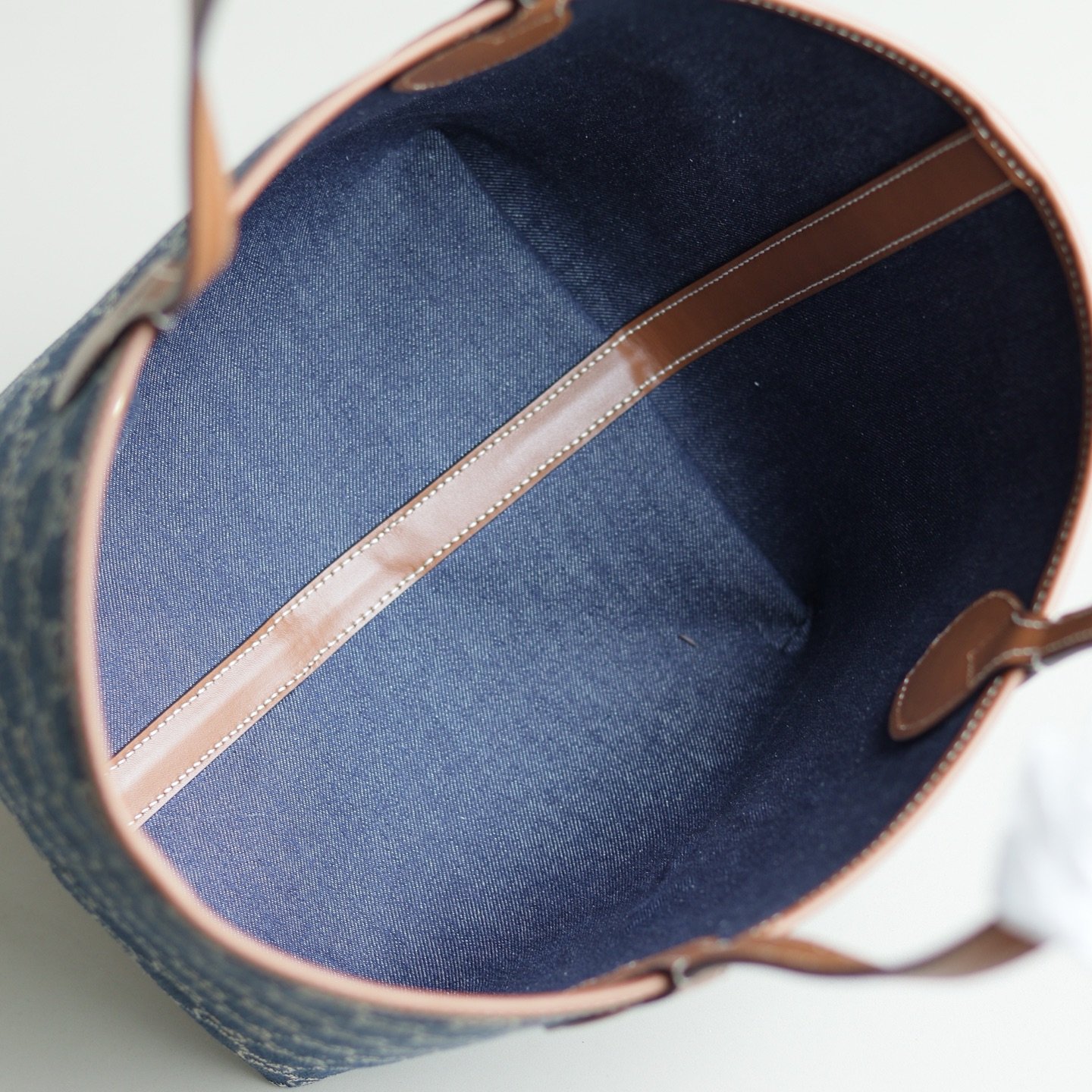 Handbag/Shoulder Bag Size   22x19x18cm