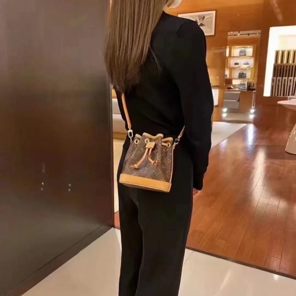 Reading Flower Small Bucket Bag Handheld Crossbody Bag Size: 13*16*10cm