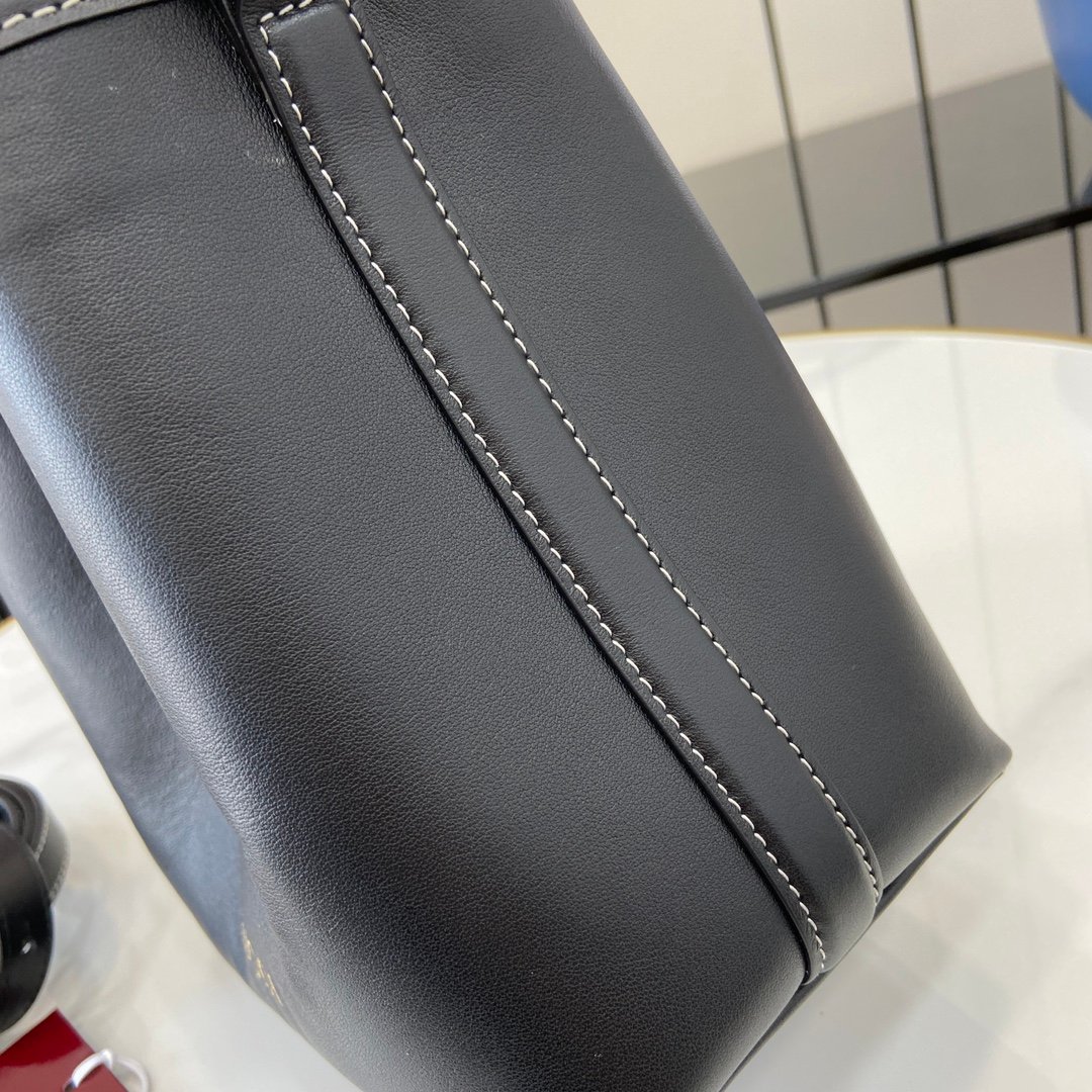 Handbag/Shoulder Bag Size  19x 18x 11