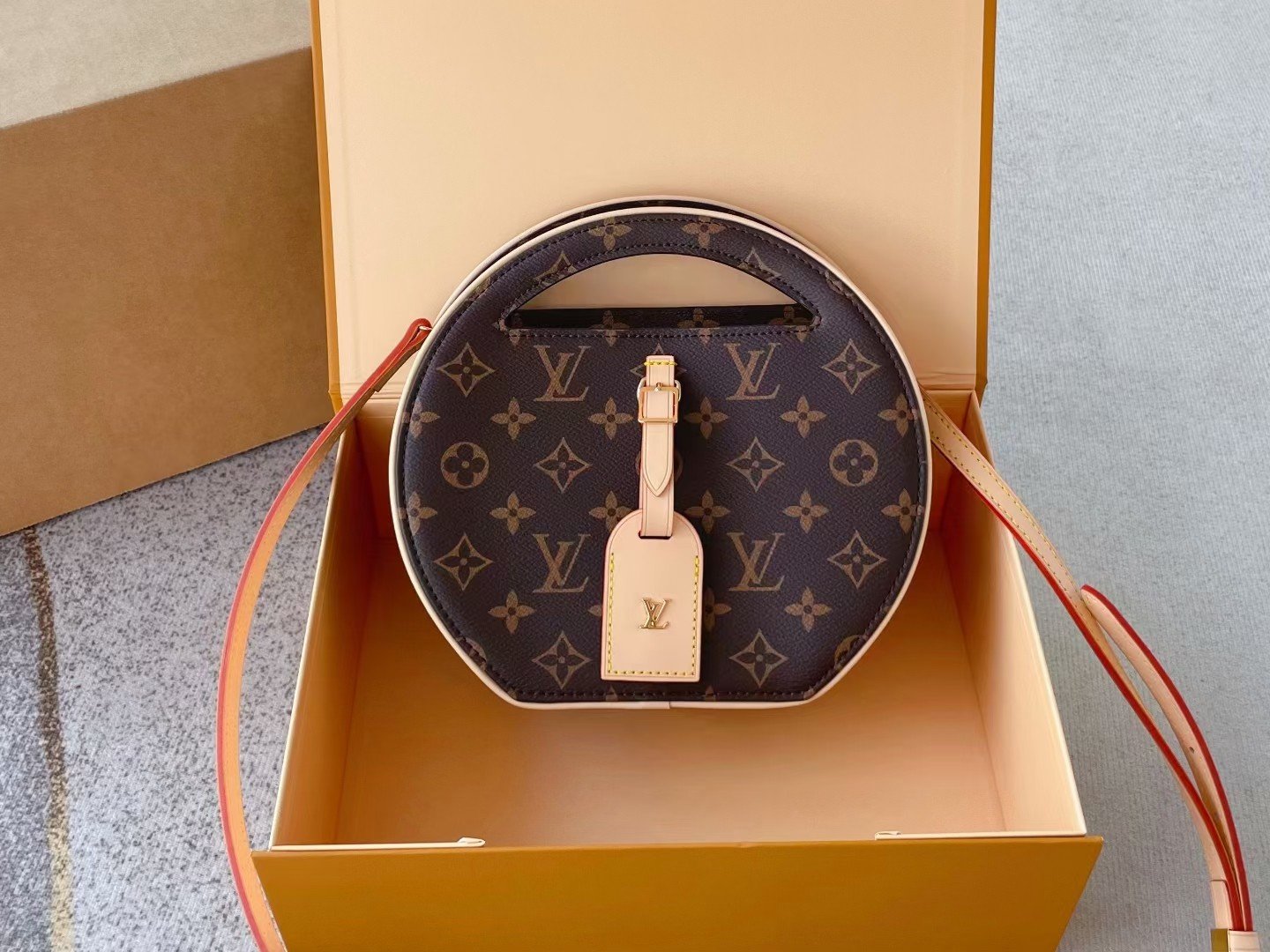 Hand buckle round cake tote bag shoulder bag Specification: 22*21*10cm