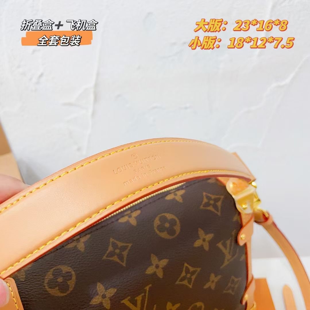 Handbag shoulder bag specifications: 18*12*8cm
