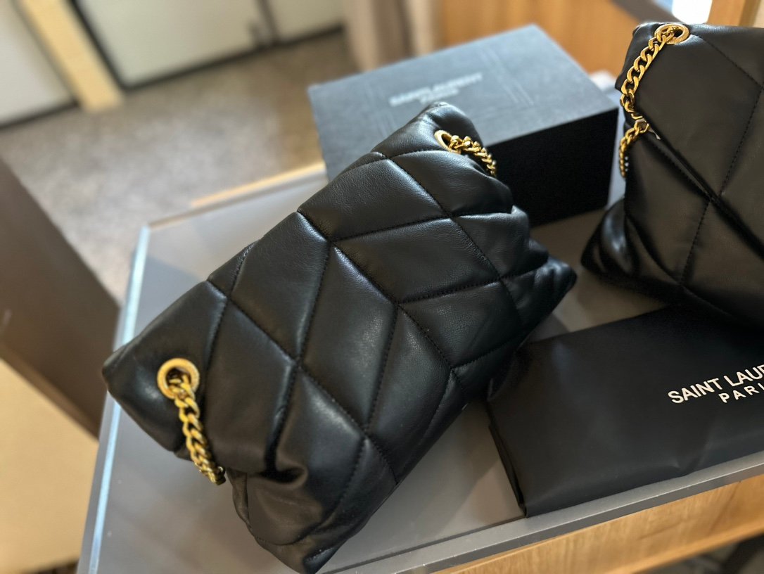 The handbag/shoulder bag comes in three sizes: 32cm large, 28cm medium, and 20cm small