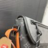 Messenger bag Dimensions: 16 x 22 cm.