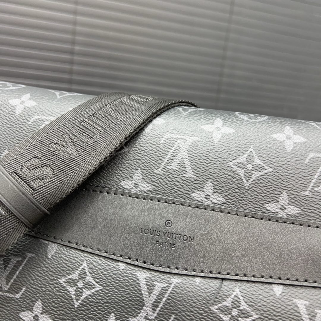 Flap shoulder bag 22 x 33 cm.