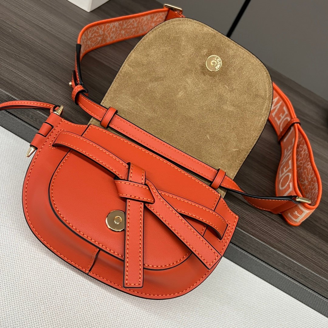 Handbag/Shoulder Bag Size 21x12.5x9.5cm