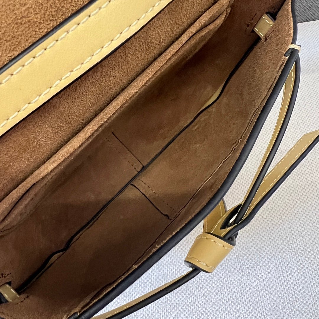 Handbag/Shoulder Bag Size 21x12.5x9.5cm