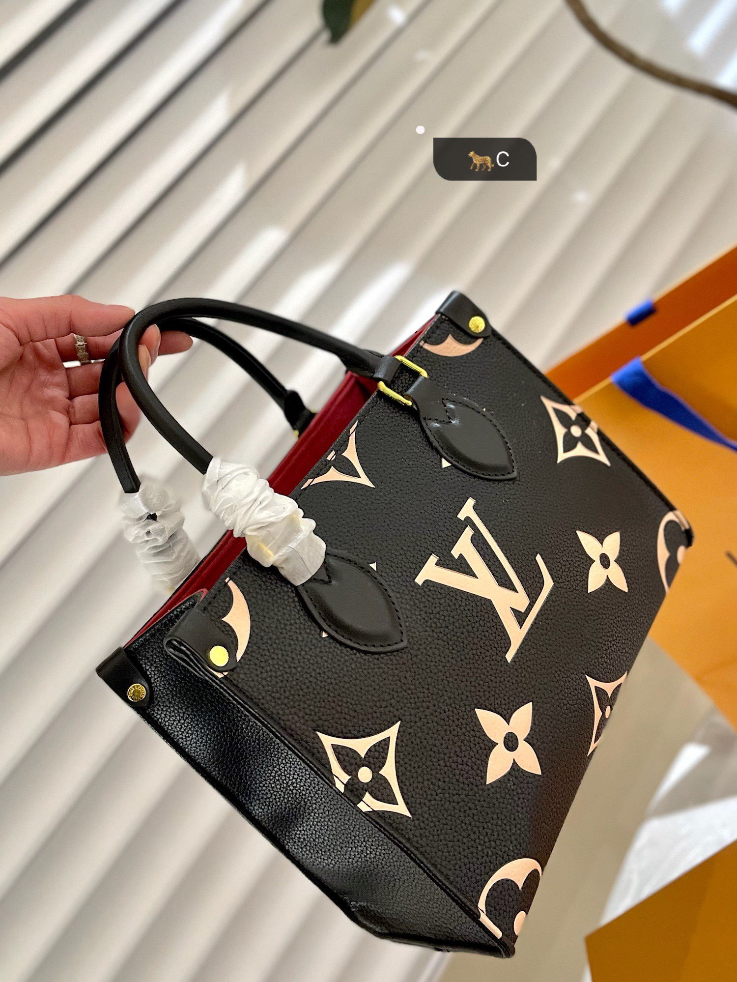 Premium Embossed Embossed Shopping Bag Specifications: 25*11*19 CM