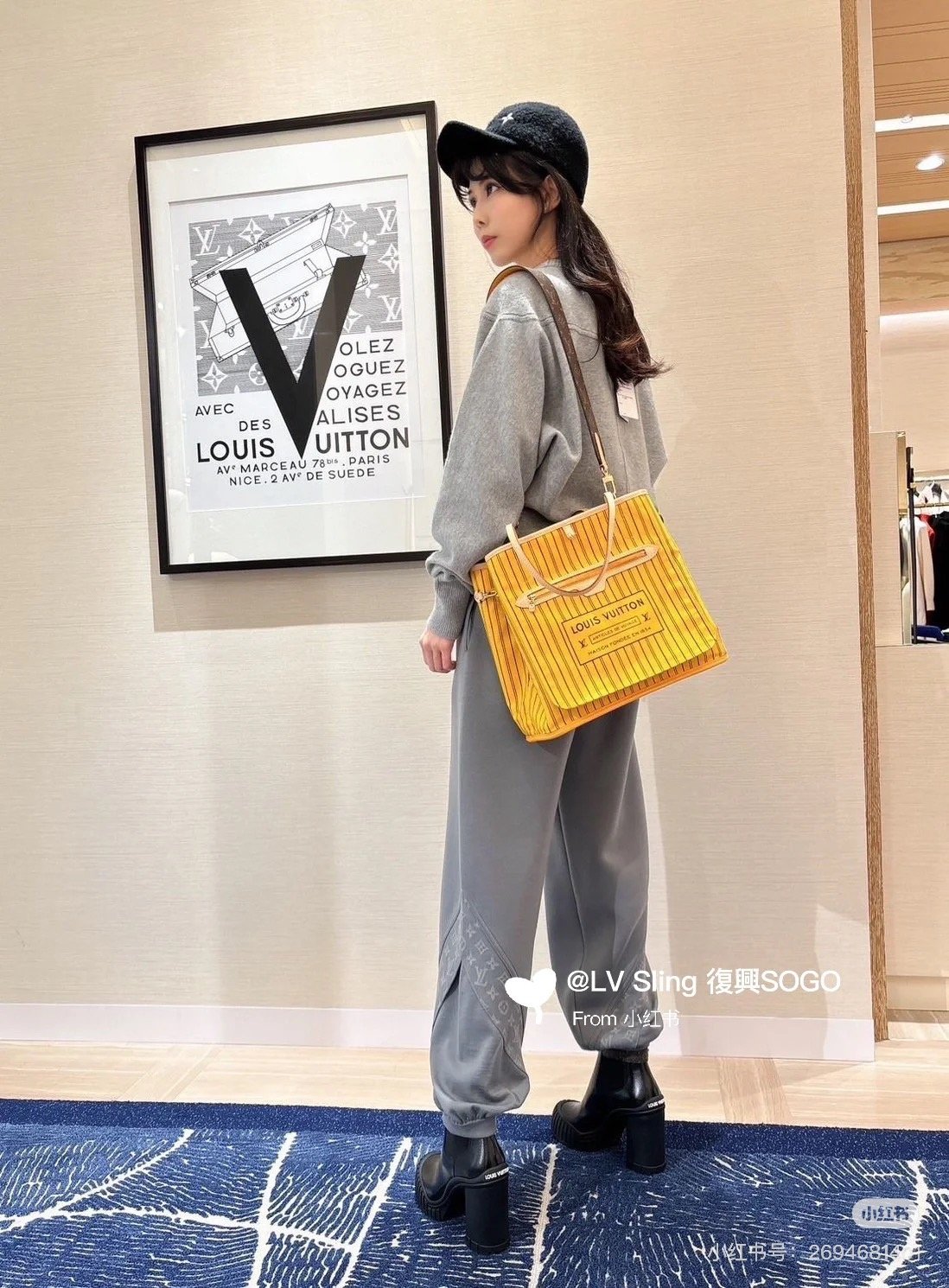 Reversible handbag Specifications: 32*29*17