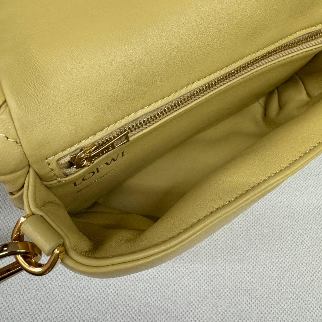 Handbag/Shoulder Bag Size Size:20*6*13CM