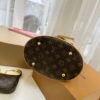 Pre-owned handbag specifications: 23*15*25