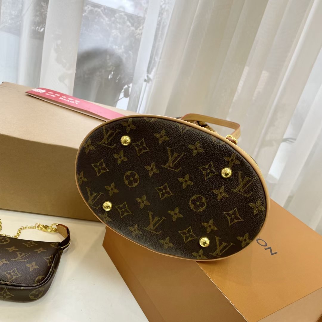 Pre-owned handbag specifications: 23*15*25