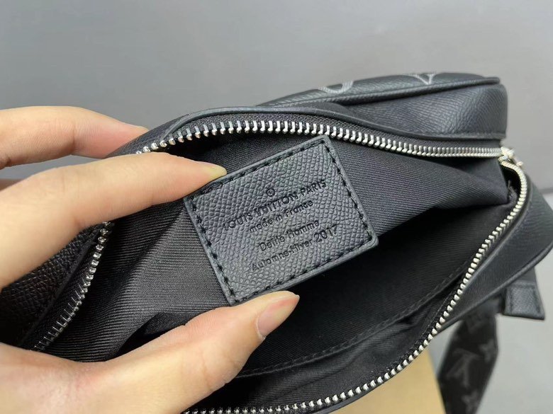 Crossbody bag over shoulder 25 x 18 cm.