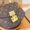 - Scalloped messenger bag shoulder bag Specification: 24*17*8cm