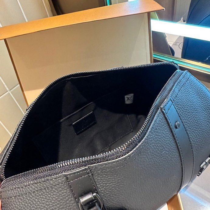 Pillow bag Crossbody bag Size: 17*27*13cm