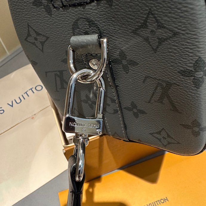 Pillow bag Crossbody bag Size: 17*27*13cm