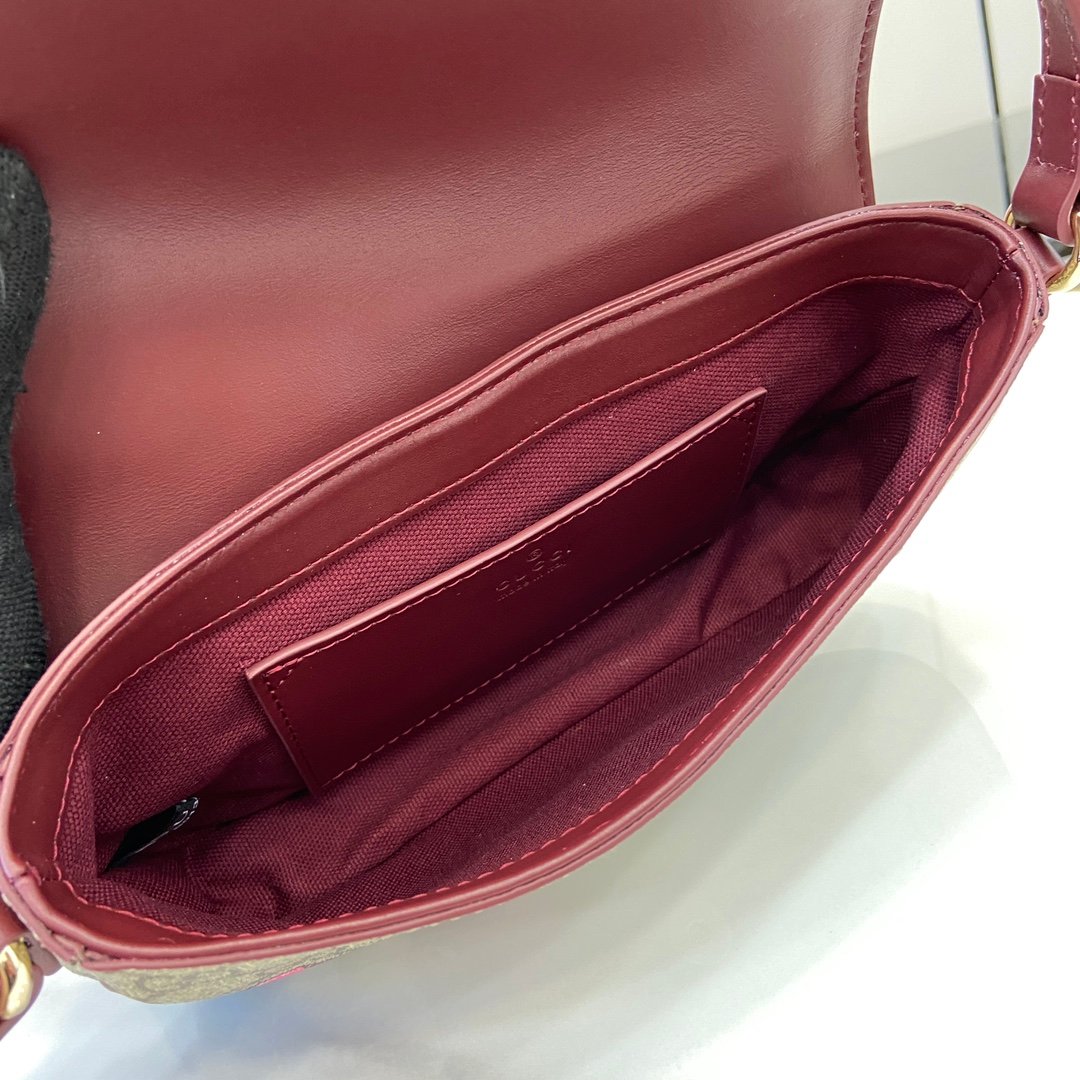 Handbag/Shoulder Bag Size  22x 13x 4cm