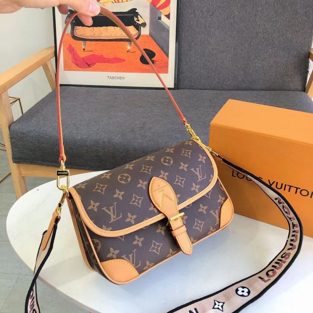 One-shoulder crossbody bag Size: 24-16-9cm