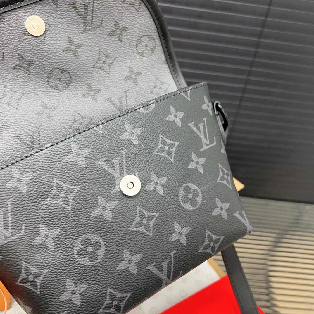 Messenger bag Dimensions: 16 x 22 cm.
